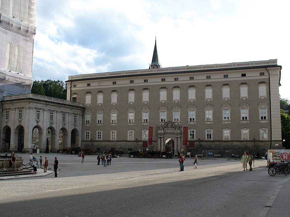 File:2046 - Salzburg - Residenzplatz - Residenz.JPG